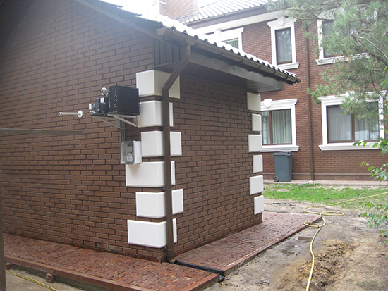 Фасад здания с установленной холодильной камерой